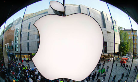 Customers gather outside an Apple store before the release of iPhone 5 in Munich 苹果极具自夸的广告营销