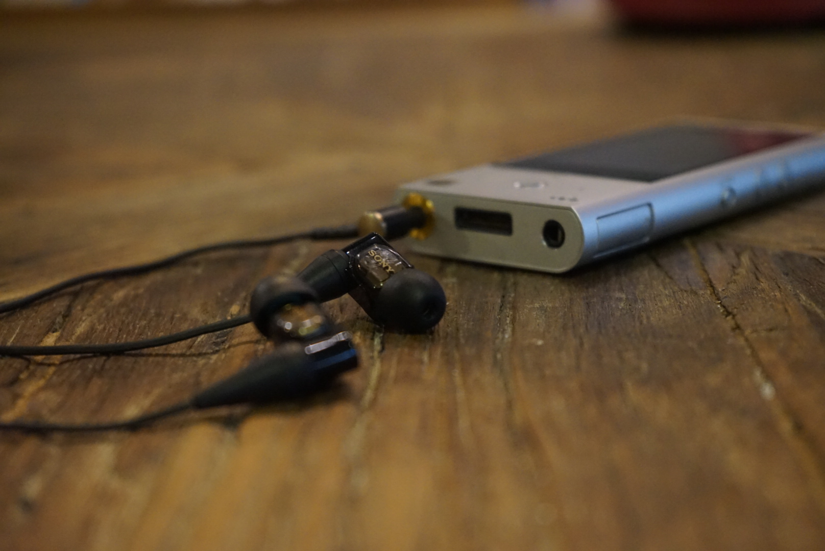 索尼ZX100:延续Walkman的气质,将音乐进行到