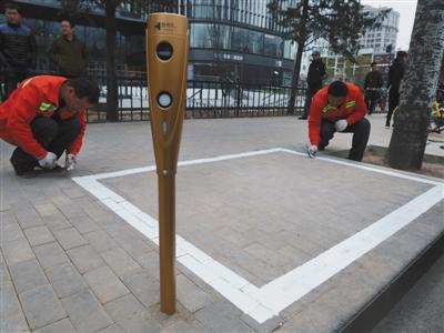 北京东大桥路新设立的智能停车桩，图片来源《新京报》