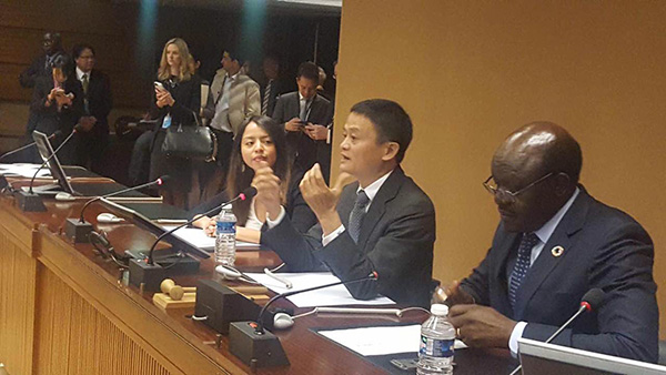 马云在联合国日内瓦总部和“同事”交流