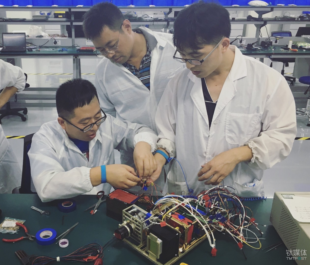 天仪研究院研究人员在测试小卫星。图片来源/天翼研究院