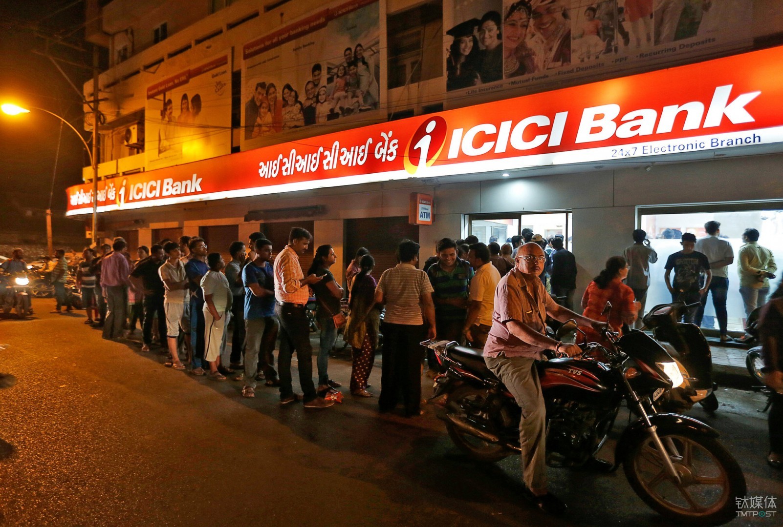 宣布废钞的当天夜里，人们聚集在拉杰果德的 ICICI 银行取现 Amit Dave/Reuters