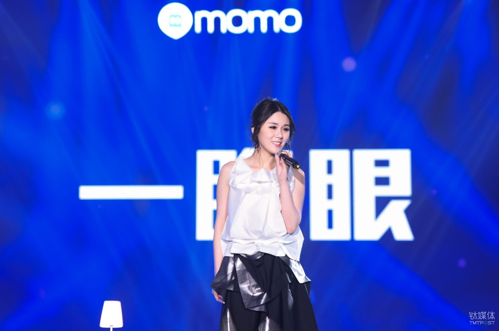 原来在琴岛演出的歌手沈玮琦，参与了陌陌2017年的线下盛典“17惊喜夜”
