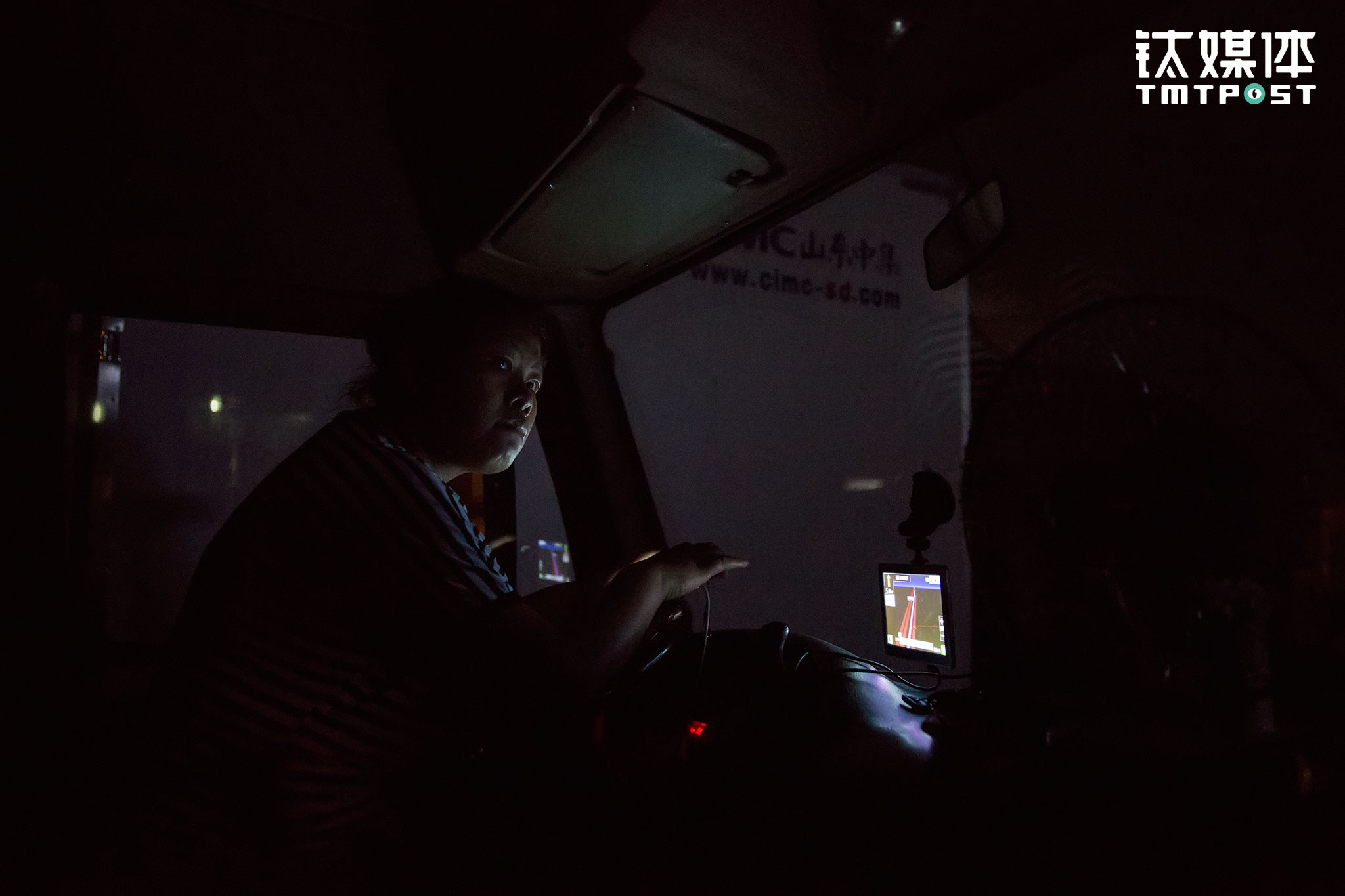 凌晨1点多，王静上车给手机充电。油箱就在驾驶室后面，车上的人也不敢掉以轻心，她每隔十几秒钟就看一看后视镜。“小偷胆子大着了，晚上我们在车里看到有小偷，也只能敲敲车门提醒一下小偷，车里的人没有睡，如果看到别的车被偷，也不敢明地提醒，偷油贼真的会扎人。”王静说。货车司机们的担心并不是危言耸听，2016年12月15日凌晨，四川彭州服务区内就发生过恶性事件，一名卡车司机在发现偷油贼后下车驱赶，被偷油贼驾车撞死。