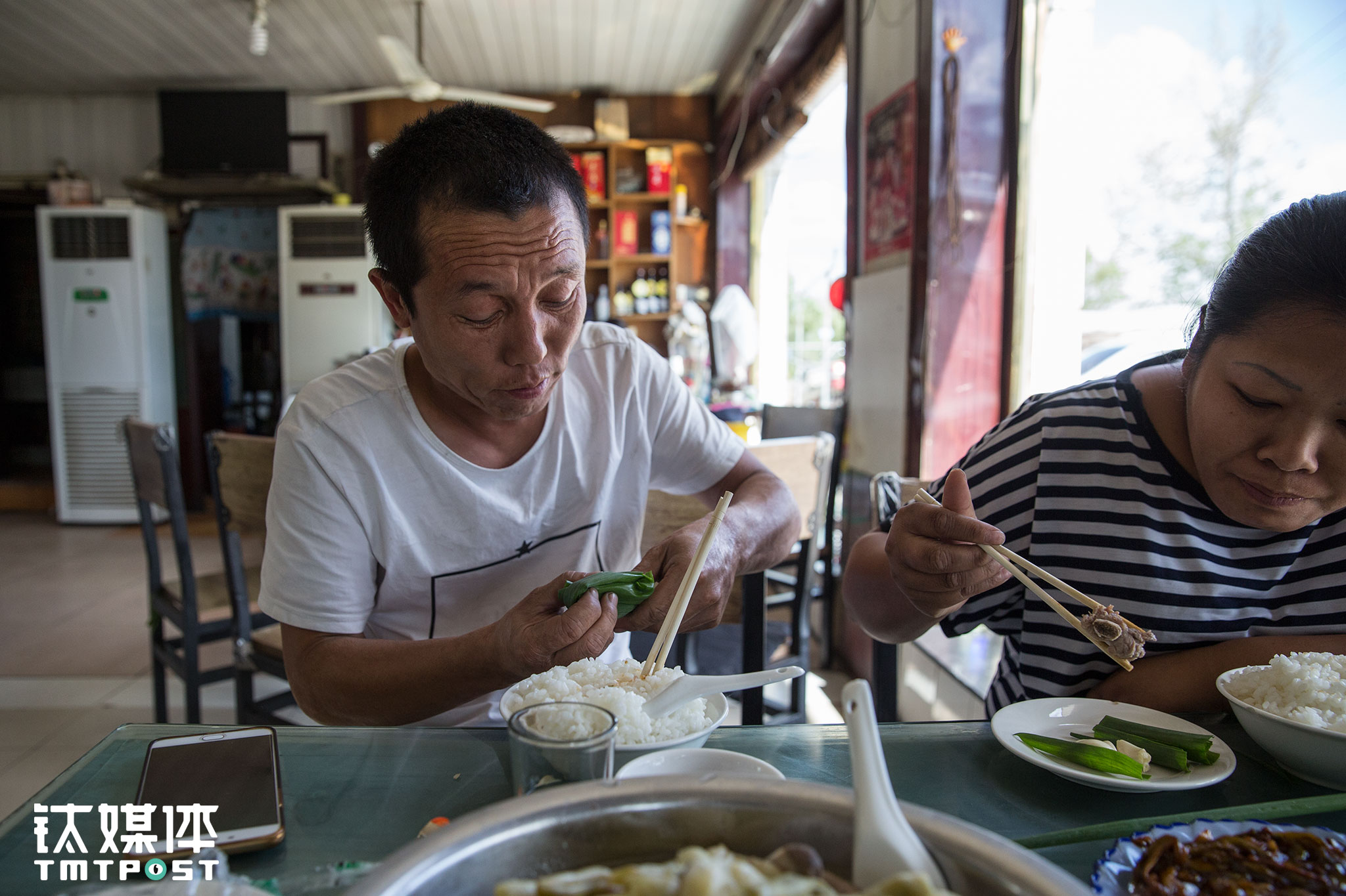 在路边一个餐馆，俩人开心地吃起了家乡菜：“全国除了西藏都跑遍了，最喜欢吃的还是家里这口。”