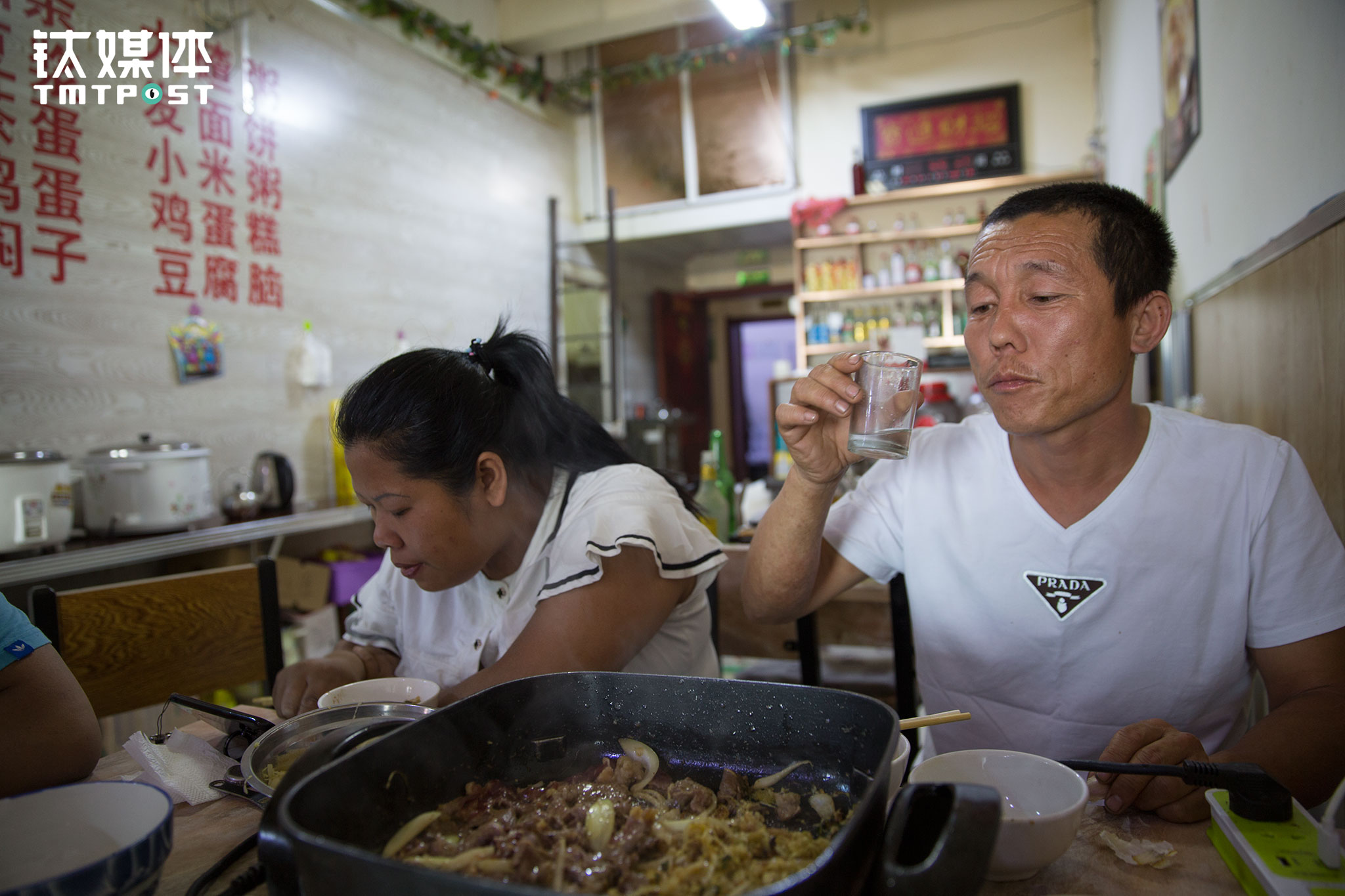 “满洲里是我的第二故乡。”金强说，自己对物流园和它附近的交通都很熟悉，但从没去满洲里市区逛过，“去哪里都一样，到了就在物流园待着，找货，跟朋友喝几杯，聊一聊，不喜欢去外边逛。”