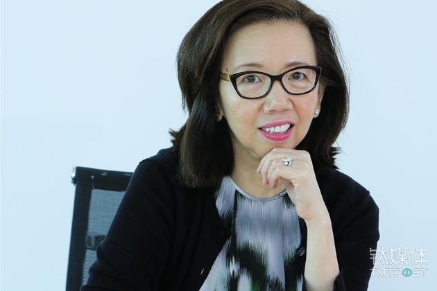 龚万仁具备丰富的员工管理经验。她曾担任沃尔玛全球电商执行副总裁。在雀巢，她最初担任首席财务官，而随后成为了亚洲、大洋洲和撒哈拉以南非洲的负责人。此外，她也担任阿里巴巴董事会成员，以及审计委员会成员。图片来源/wrgogo.com
