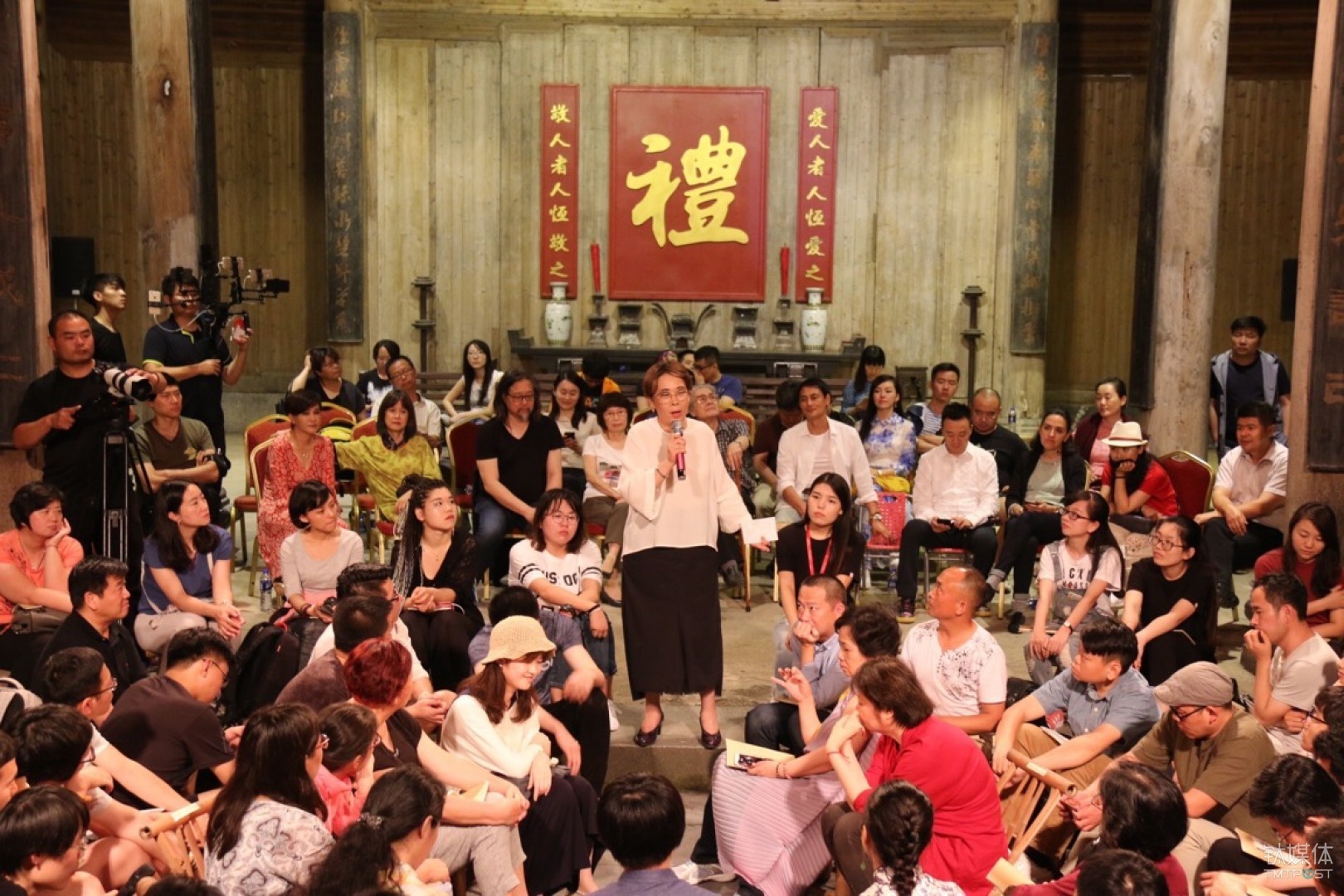 百位素人放下手机、接力朗读,如何赋予一部剧本新的生命?