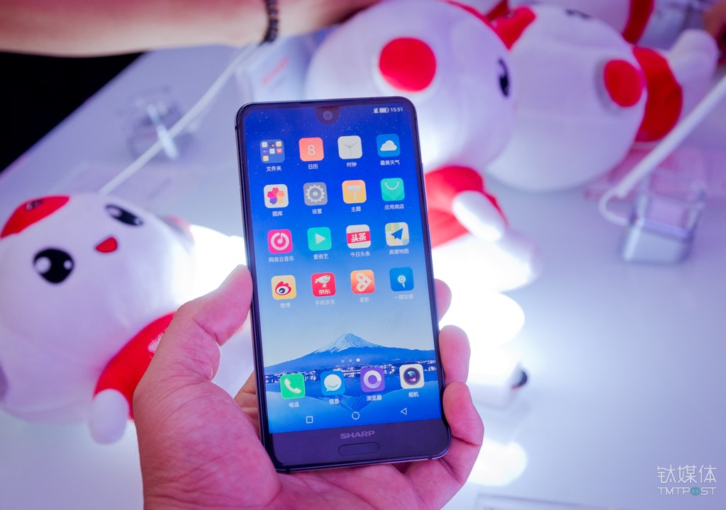 带着全球第一款异形全面屏手机,夏普吹响了回