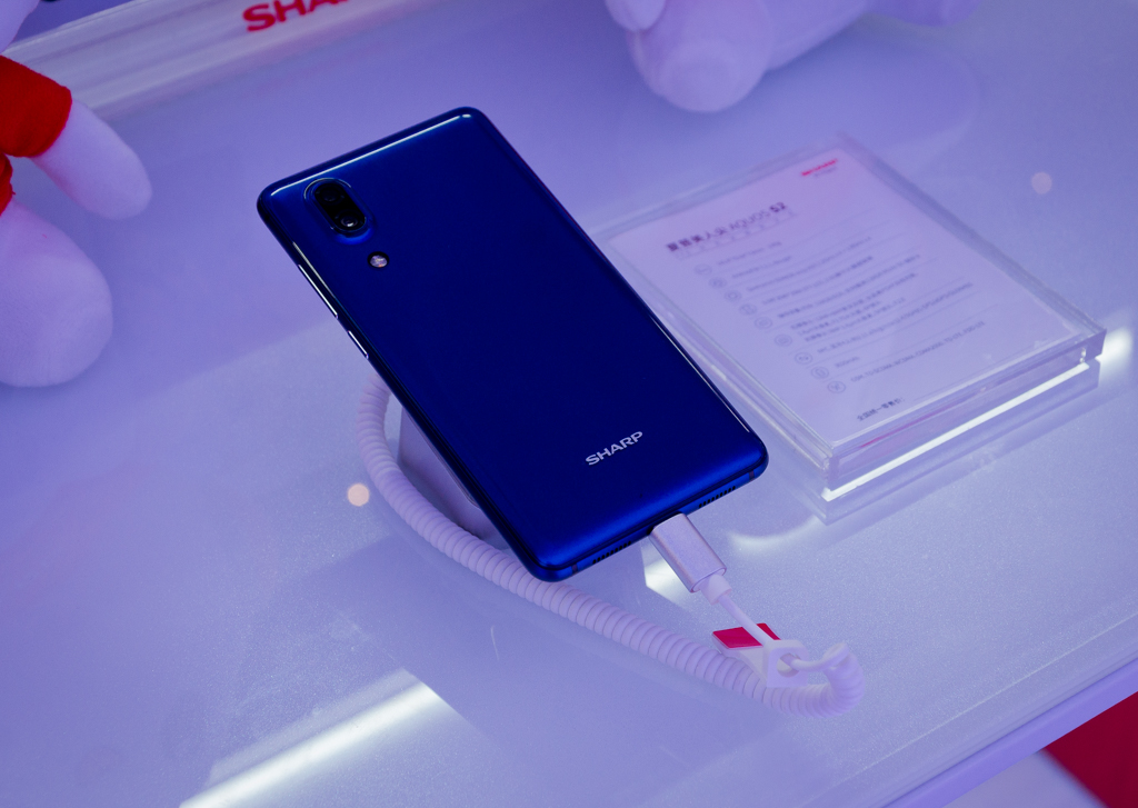 带着全球第一款异形全面屏手机,夏普吹响了回