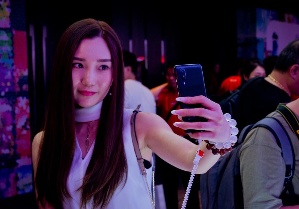 带着全球第一款异形全面屏手机,夏普吹响了回