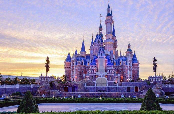 迪士尼电影、衍生品等业务收入齐降，还好有主题乐园救它一把