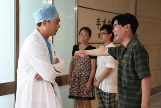 《急诊科医生》口碑平平，为何医疗剧层出不穷却鲜少爆款？