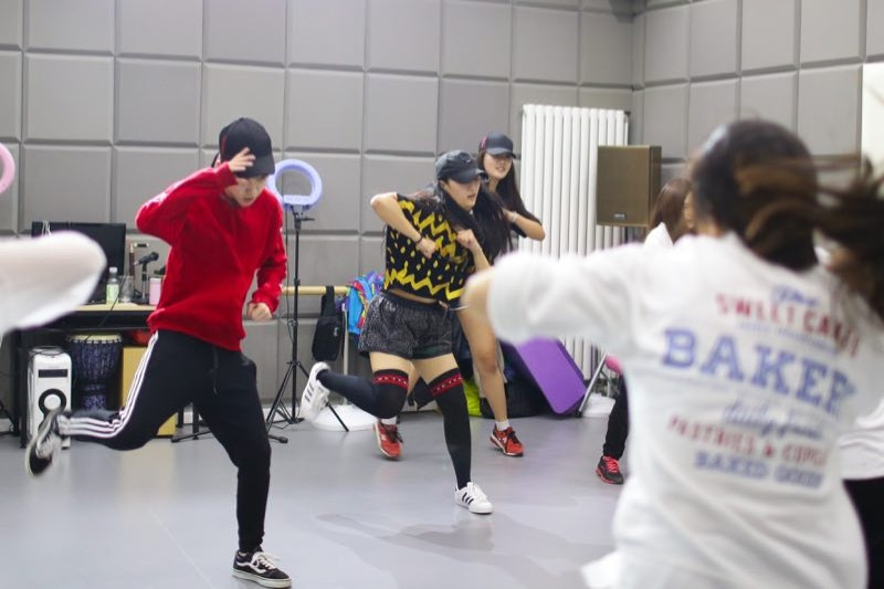 揭秘真實的主播圈：鏡頭前的2小時與鏡頭后的6小時