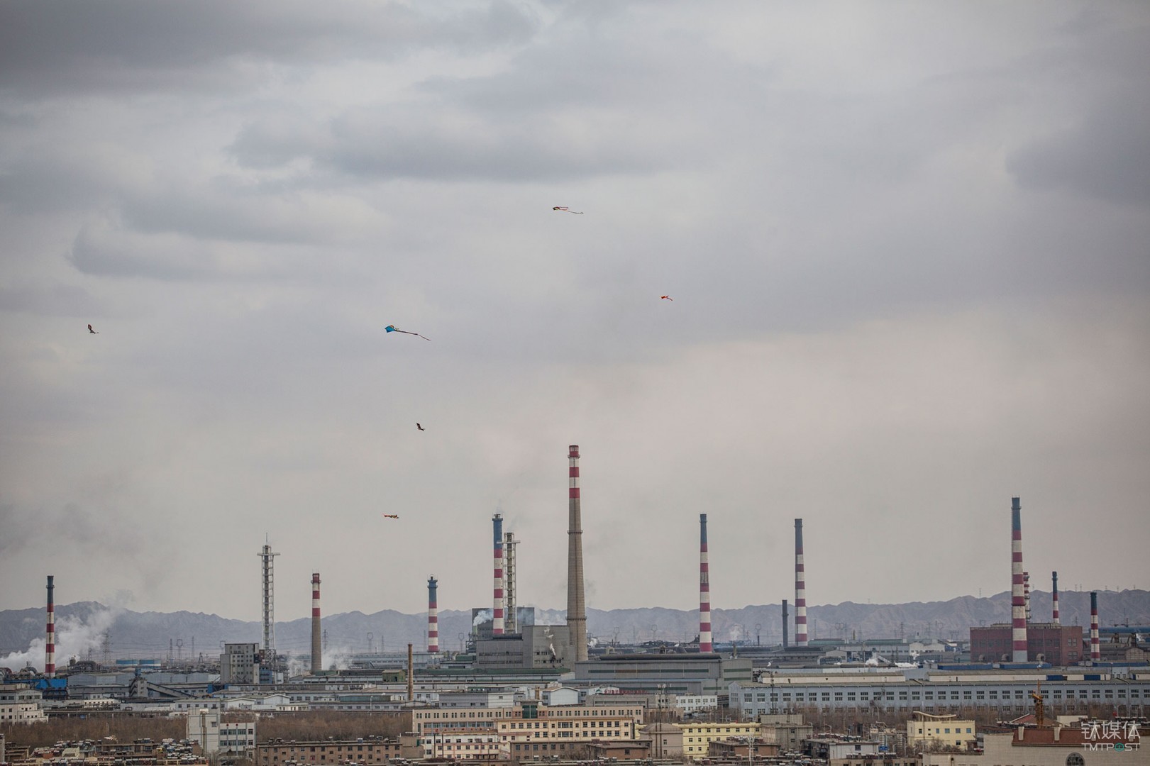 天空之城。甘肃重工业城市金昌,林立的烟囱与
