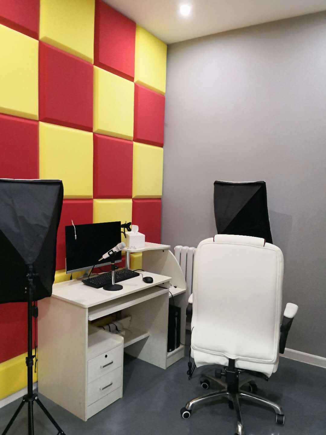 揭秘真實的主播圈：鏡頭前的2小時與鏡頭后的6小時