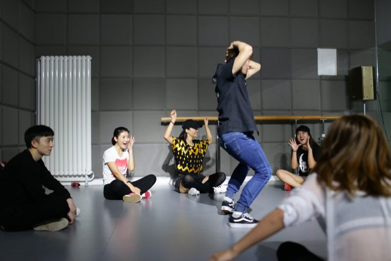 揭秘真實的主播圈：鏡頭前的2小時與鏡頭后的6小時