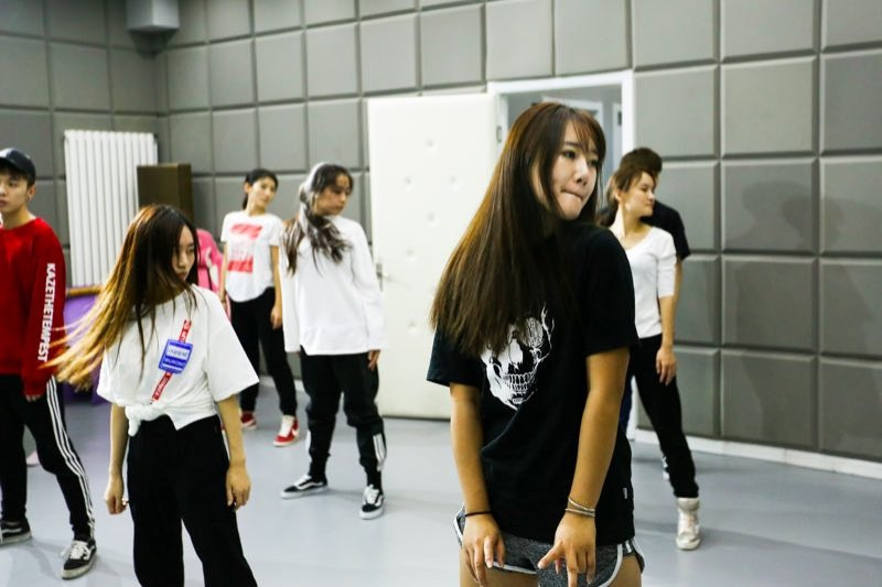 揭秘真實的主播圈：鏡頭前的2小時與鏡頭后的6小時