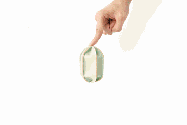 此种结构设计实现了普通包包 压缩时像是一个浑圆滚滚的小胖墩