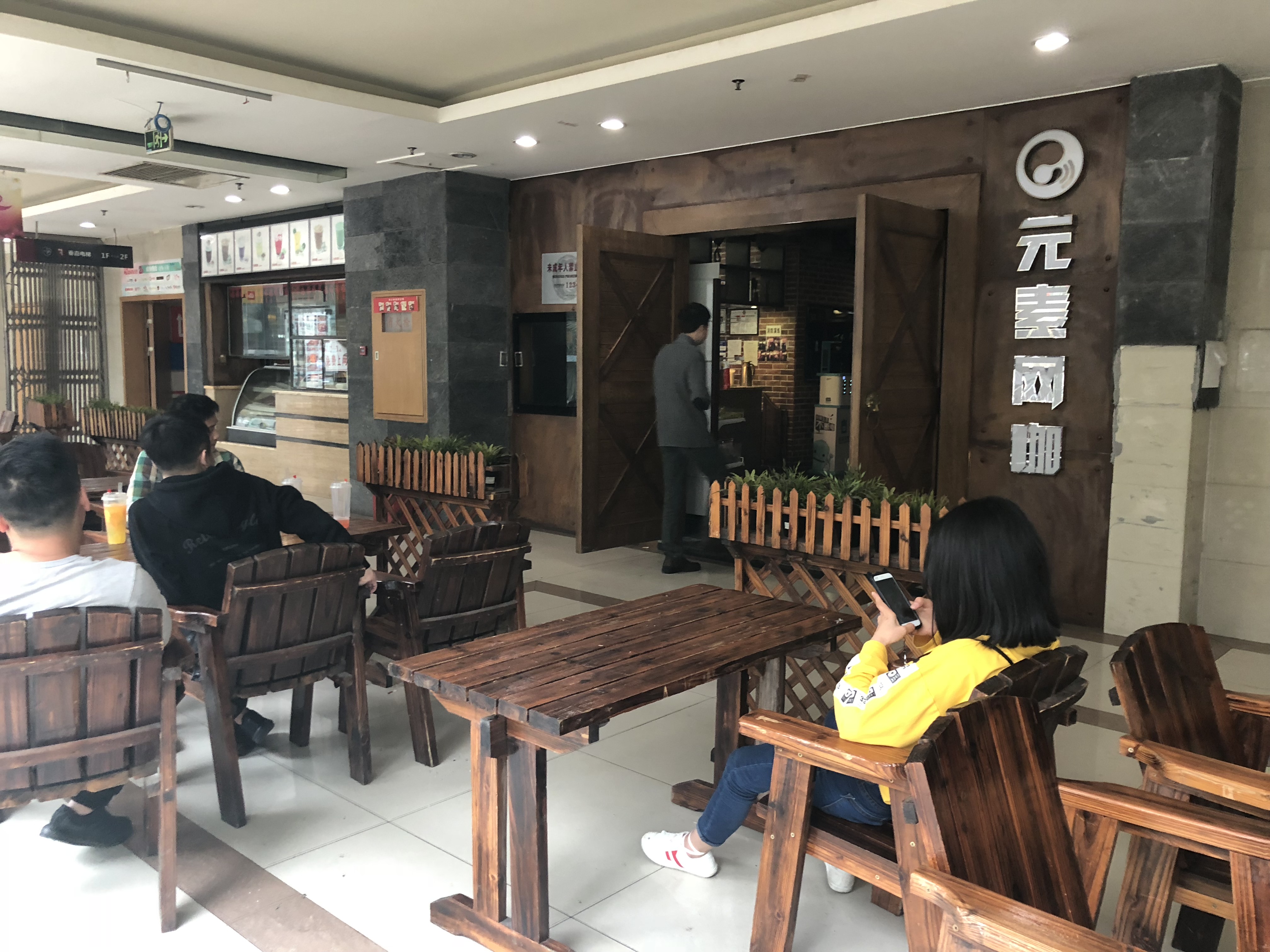 遊戲、網吧和電競館，電競大潮里的眾生相