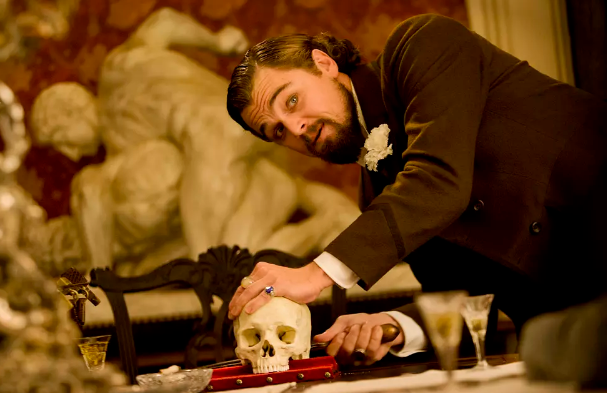 給裸背女主「穿」上小黑裙，來了解一下限制級電影鏡頭的「技術手段」