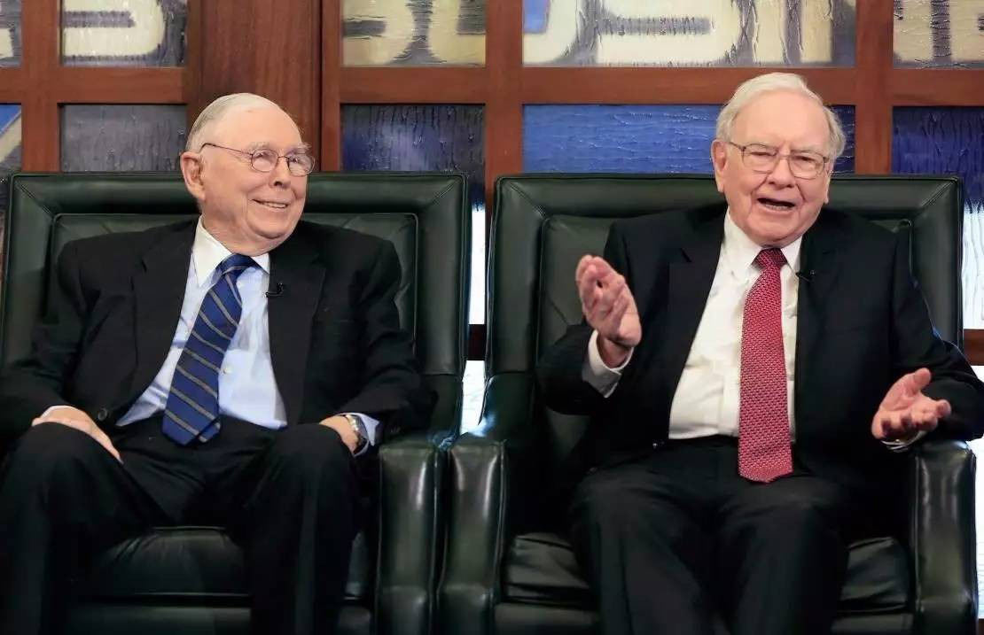 查理·芒格(左)和沃伦·巴菲特(右)