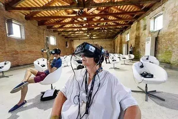 跟《頭號玩家》相比，現在的VR影院可能更適合用來養生