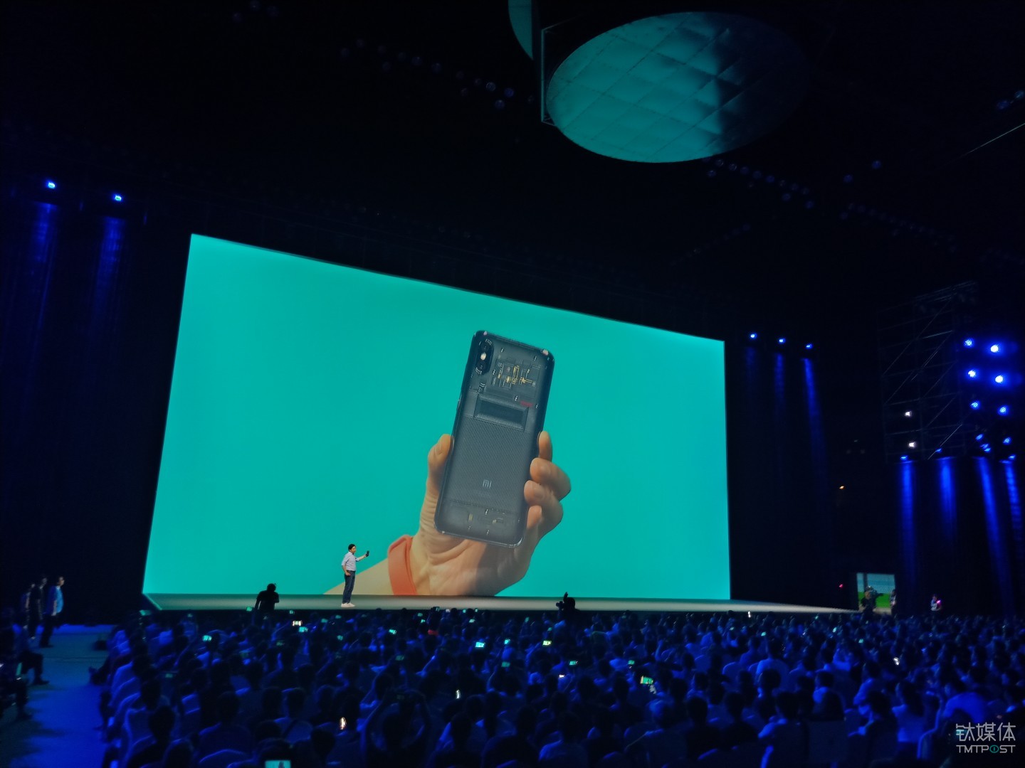 小米8探索版抢风头:刘海屏,透明背壳和屏幕指