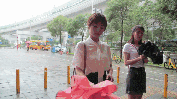 全民疯抢的黑科技晴雨伞再大的雨也不会湿漉漉收伞即可放入包内钛空舱