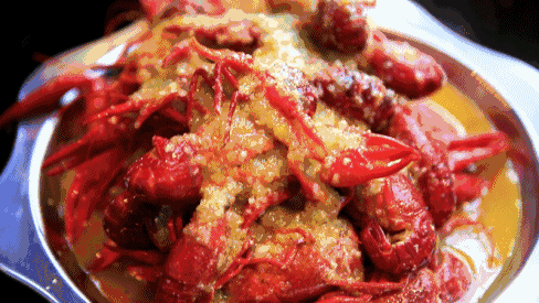 每一只小龙虾上裹上满满的蒜蓉,作为蒜蓉党,空姐早已咽了好几次口水!