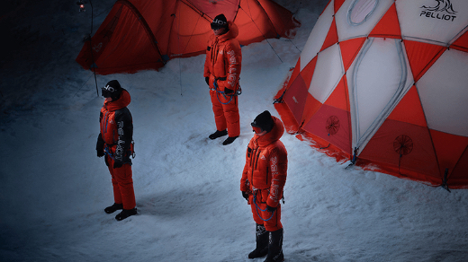 年销230万件冲锋衣，年赚17亿“始祖鸟平替”再冲上市，为何急着高端化？