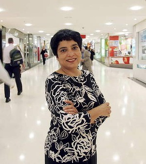 马琳&middot;坎加获得了新加坡永久居住权