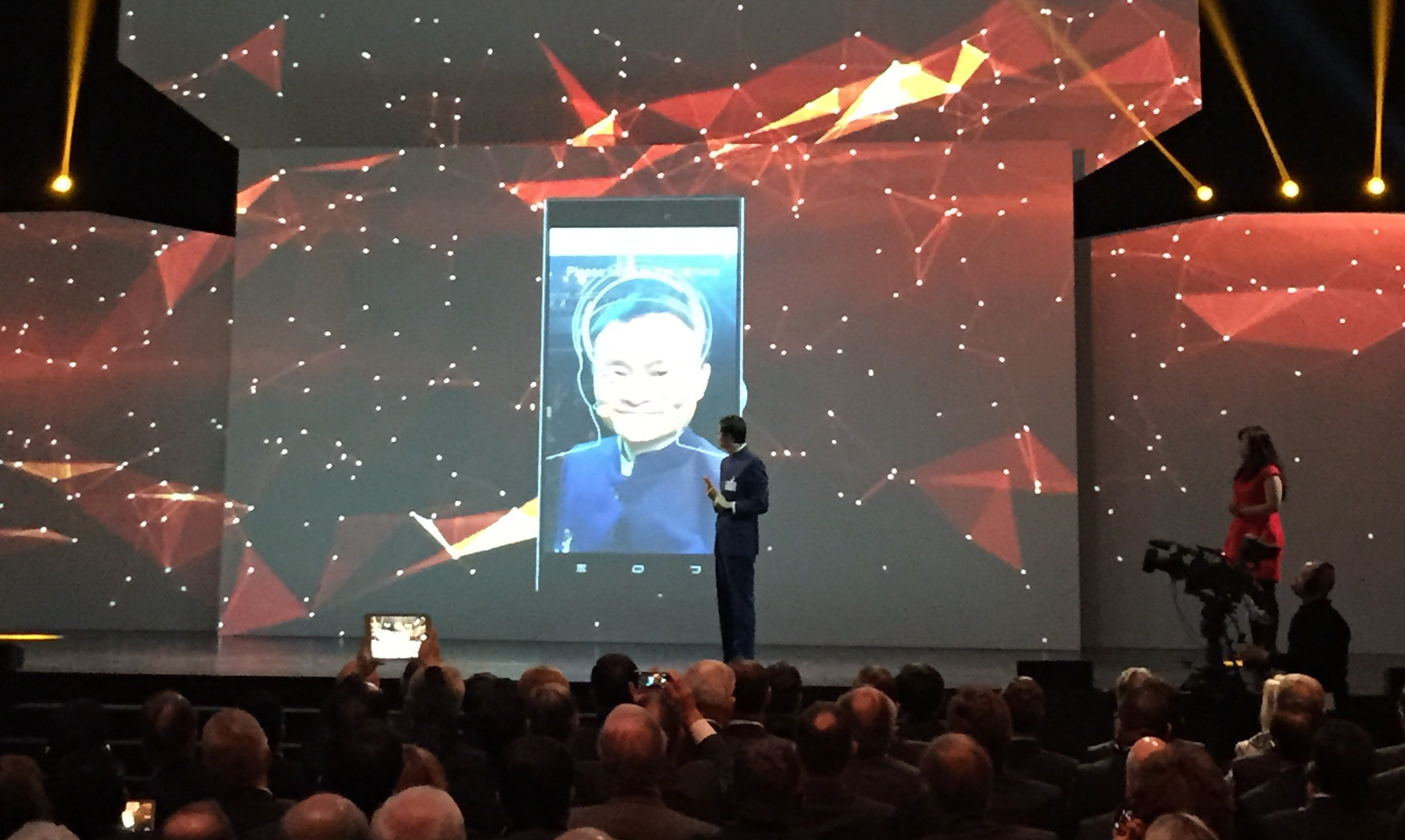 马云向默克尔展示人脸识别支付技术，“刷脸”消费时代要来了