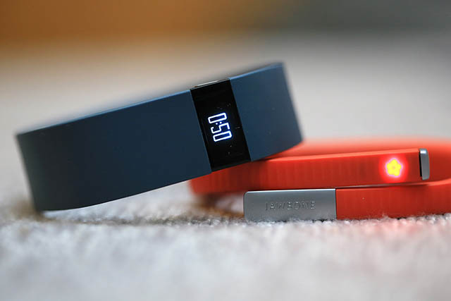 Fitbit 刚提交IPO申请，就被 Jawbone 告上了法庭