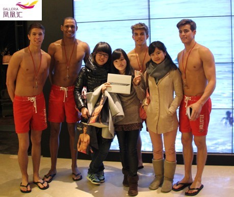 开业以一票八块腹肌帅哥供人拍照的噱头，曾经为这个品牌焕发新生。