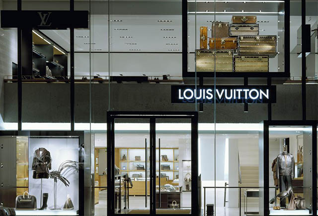 有两个我们熟悉的 LV 奢侈品标志，不再专属 LV 了，归于大众