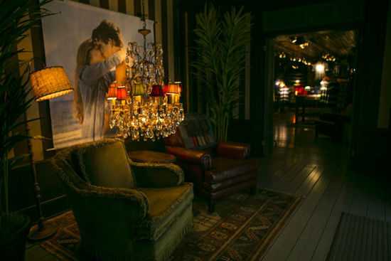 Hollister幽暗的购物环境