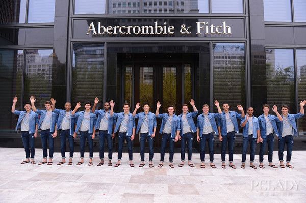 最新的开业仪式上，所有裸男都穿上了外衣。