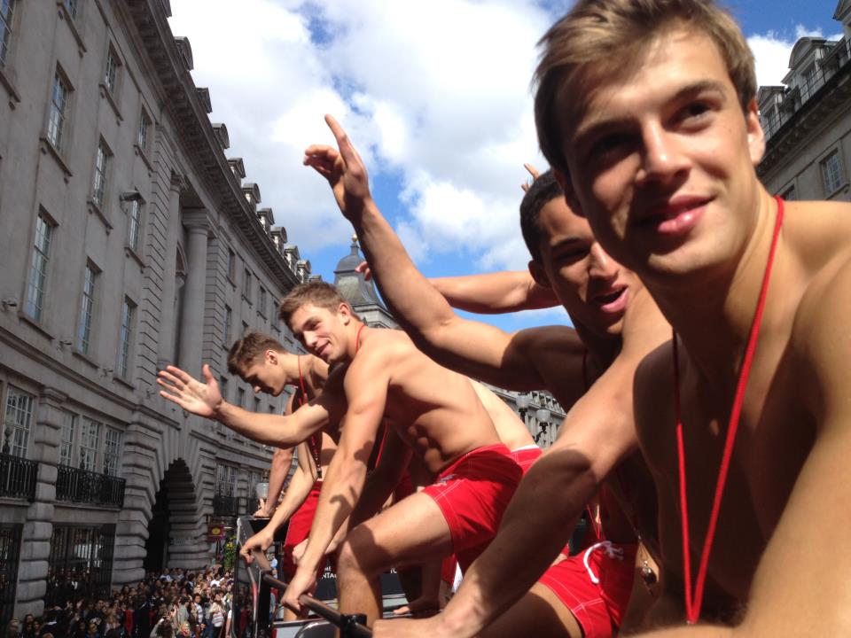 成也美男，败也美男，“性感营销”鼻祖A&F，命悬一线