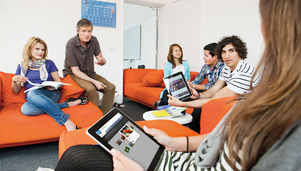 超级课程表做大学社交顺带学了下陌陌，摇摆中该如何定位？