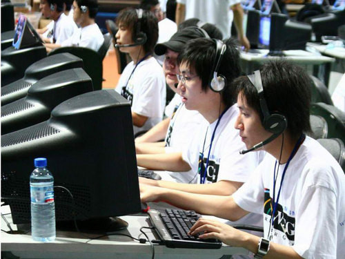 中国电竞十八年：在妖魔化中艰难成长，遇到“互联网+”终变现