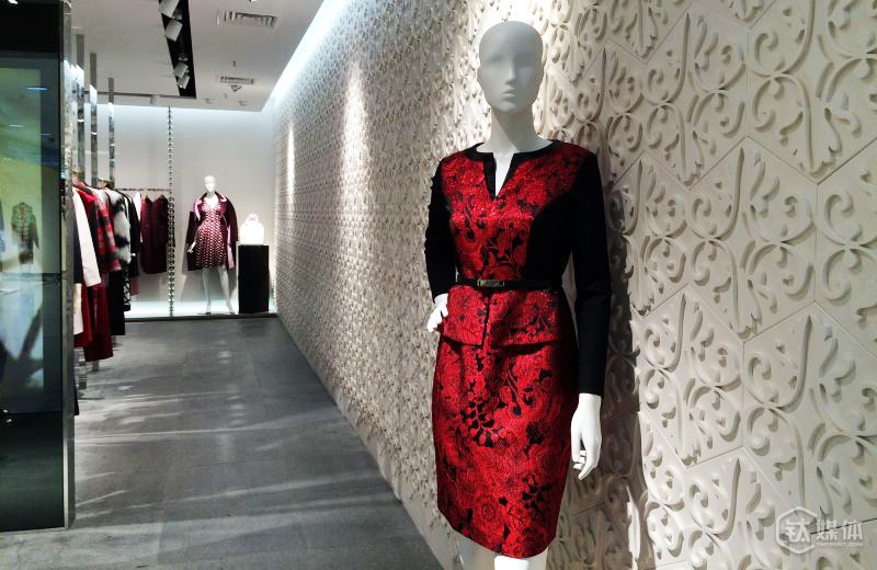 因为线上+线下的整体销售概念，JEFEN实体店不再拥挤不堪，也不存在库存积压问题。