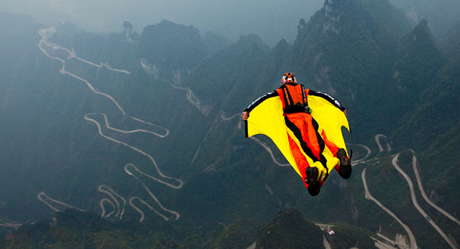 翼装飞行(wingsuit flying),堪称极限运动中的极限,被认为是世界上最