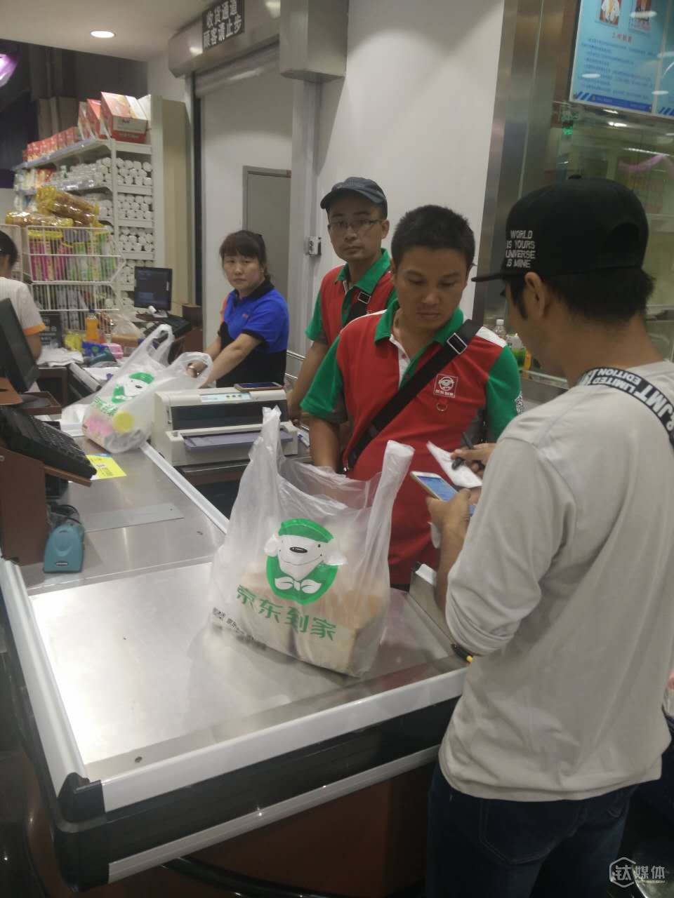 众包物流员在商家验证二维码取货