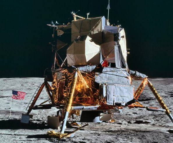 朋友圈的照片都弱爆了，NASA首次披露近万张登陆月球实景照