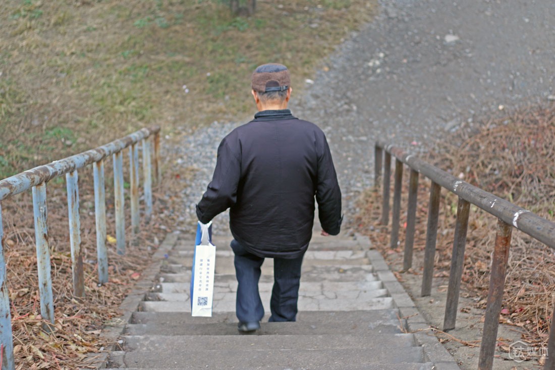 在离开学校的路上，他说，自己准备把第二天回家的车票退了，在北京等专家教授的答复。