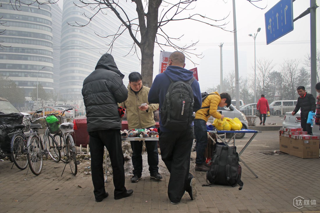 除了看步骤麻烦不麻烦，最看重的就是礼品吸不吸引人，杨杰感叹，产品根本不重要了，地推已经变成礼品比拼，从最开始的矿泉水遭疯抢，到后来的王老吉、脉动，再到各种玩具、3C周边，最后送米送油直接送钱，&ldquo;用户都被养刁了，礼品不好，看都不会看一眼&rdquo;。