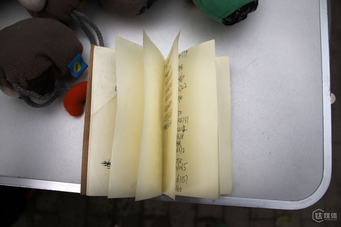 夏天最疯狂的时候，也带动了刷单的产业，后来很多公司和投资人不再容忍这些情况出现，会在注册后进行相关验证或用户回访，这款保险产品也是如此，每个人扫码注册后，杨杰都需要登记对方的手机号码，在结款时进行核对。对其他P2P理财产品，杨杰做过一段时间，不再做了，&ldquo;那些都需要看人群和职业，用户需要提供身份证并且绑定银行卡，还要进行视频验证，不好做，效率太低&rdquo;。