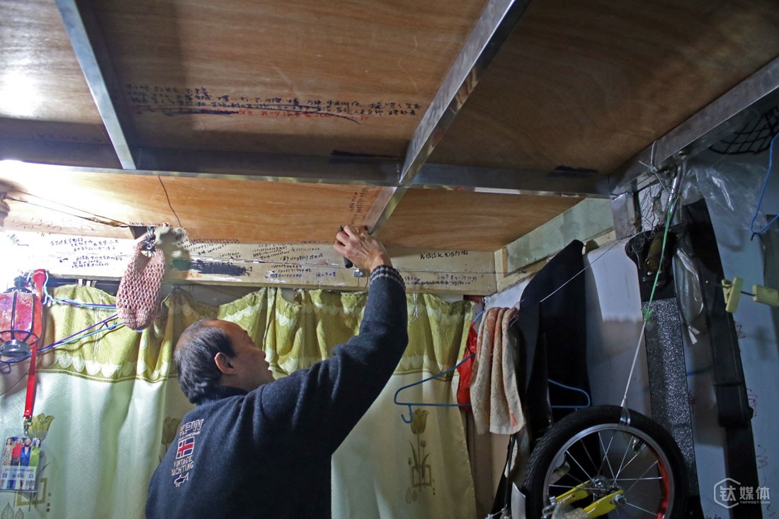 母亲住处的天花板隔断上，曲建防写了很多东西，有自己灵光一现的灵感，还有日常的重要记事，他习惯于这样的方式来记录自己的想法。