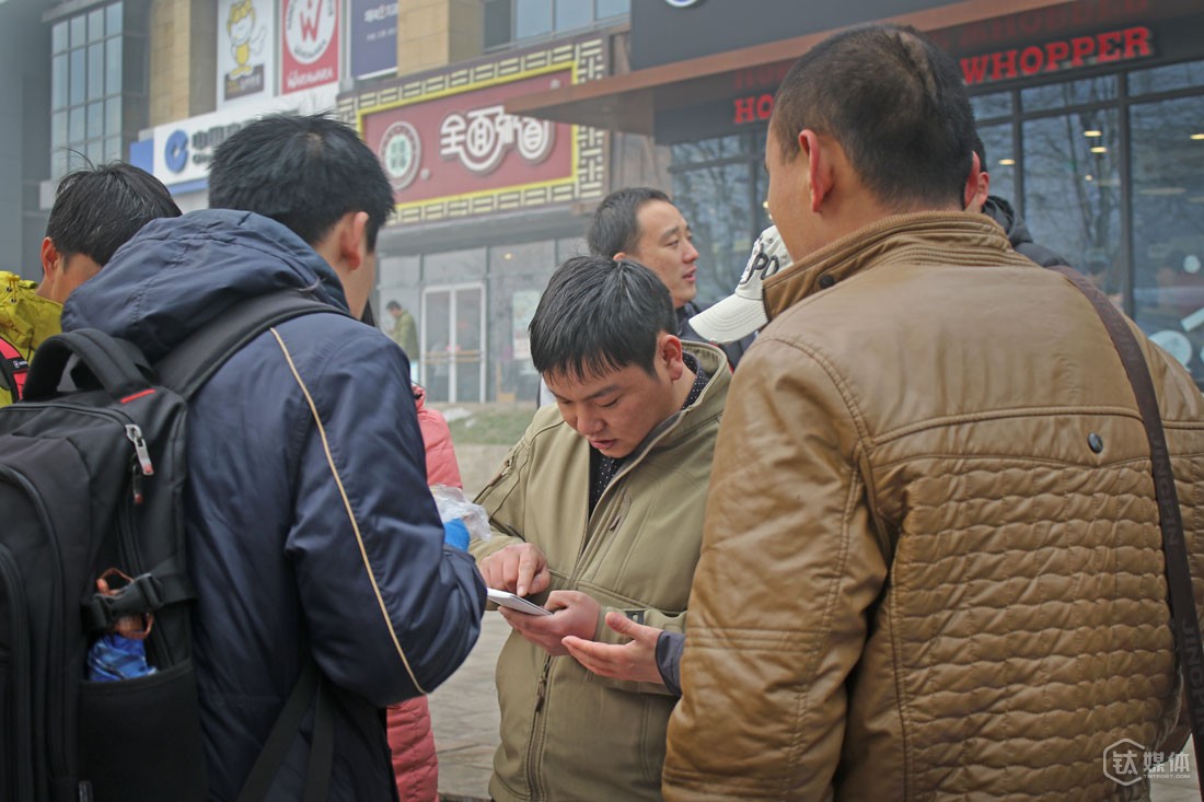 望京SOHO对面的扫码一条街，在夏天曾经十分热闹，最多的时候，一个地推一个月可以挣1到2万块，后来市场慢慢演变，地推的渠道基本被有关系的人垄断了，有人专门关注应用市场，遇到新的APP上线，第一时间就去公关，去接触。有时候碰到大的活，杨杰也会找朋友来做，他的办法比较公平，有钱一起赚，没钱大家也都不好过。